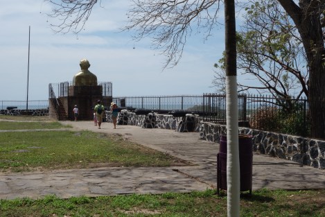 We hiked to the top of the biggest hill and explored the old Spanish fort, built in the 1600s. Muchas moscas alli!